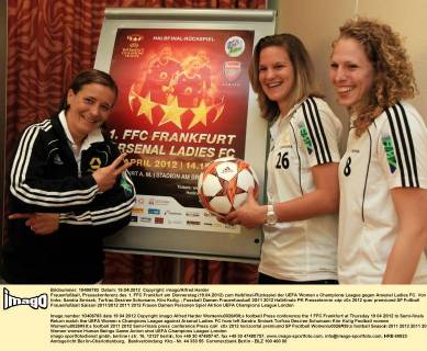 Frauenfußball, Pressekonferenz des 1. FFC Frankfurt am Donnerstag (19.04.2012) zum Halbfinal-Rückspiel der UEFA Women s Champions League gegen Arsenal Ladies FC. Von links: Sandra Smisek, Torfrau Desiree Schumann, Kim Kulig.