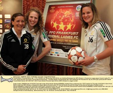 Frauenfußball, Pressekonferenz des 1. FFC Frankfurt am Donnerstag (19.04.2012) zum Halbfinal-Rückspiel der UEFA Women s Champions League gegen Arsenal Ladies FC. Von links: Sandra Smisek, Kim Kulig, Torfrau Desiree Schumann.