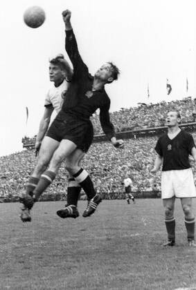 WM Finale 1954 in Bern - BR Deutschland - Ungarn 3:2 - Hans Schäfer (BRD, li.) gegen Torwart Gyula Grosics (Mitte) und Jenö Buzanszky (beide Ungarn)