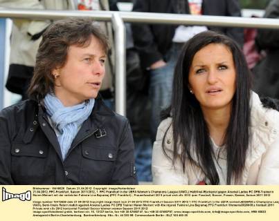 21.04.2012, FFC-Frankfurt, Saison 2011 2012, 1. FFC Frankfurt in der UEFA Women’s Champions League (UWCL) Halbfinal-Rückspiel gegen Arsenal Ladies FC DFB-Trainerin Maren Meinert mit der verletzten Fatmire Lira Bajramaj (FFC Frankfurt)