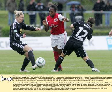 Frauenfußball, UEFA Women s Champions League, Halbfinale, Rückspiel: 1. FFC Frankfurt - Arsenal Ladies FC am Samstag (21.04.2012) im Stadion am Brentanobad in Frankfurt am Main. Danielle Carter (Arsenal Ladies FC) zwischen Svenja Huth (1. FFC Frankfurt, L) und Meike Weber (1. FFC Frankfurt).¨