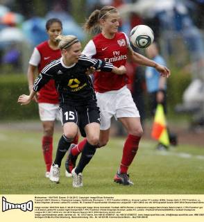 Fussball, UEFA Women s Champions League, Halbfinale, Rückspiel, 1. FFC Frankfurt (GER) vs. Arsenal Ladies FC London (ENG), Svenja Huth (1. FFC Frankfurt, L), Katie Chapman (Arsenal Ladies FC London, R)