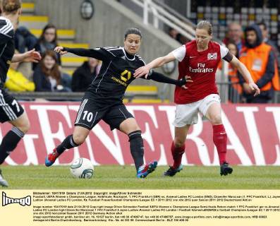 Fussball, UEFA Women s Champions League, Halbfinale, Rückspiel, 1. FFC Frankfurt (GER) vs. Arsenal Ladies FC London (ENG), Dzsenifer Marozsan (1. FFC Frankfurt, L), Jayne Ludlow (Arsenal Ladies FC London, R)
