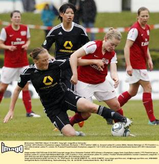 Fussball, UEFA Women s Champions League, Halbfinale, Rückspiel, 1. FFC Frankfurt (GER) vs. Arsenal Ladies FC London (ENG), Melanie Behringer (1. FFC Frankfurt, L), Kim Little (Arsenal Ladies FC London, R)