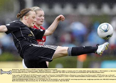 Fussball, UEFA Women s Champions League, Halbfinale, Rückspiel, 1. FFC Frankfurt (GER) vs. Arsenal Ladies FC London (ENG), Melanie Behringer (1. FFC Frankfurt, L), Kim Little (Arsenal Ladies FC London, R)