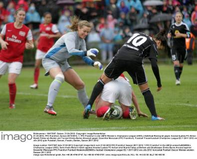 21.04.2012, FFC-Frankfurt, Saison 2011 2012, 1. FFC Frankfurt in der UEFA Women’s Champions League (UWCL) Halbfinal-Rückspiel gegen Arsenal Ladies FC Aktion Niamh Fahey am Boden und Torwart Emma Byrne (Arsenal) gegen Dzsenifer Marozsan (FFC Frankfurt)