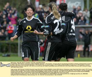 Frauenfußball, UEFA Women s Champions League, Halbfinale, Rückspiel: 1. FFC Frankfurt - Arsenal Ladies FC am Samstag (21.04.2012) im Stadion am Brentanobad in Frankfurt am Main. Jubel nach 1:0 durch Dzsenifer Marozsan (1. FFC Frankfurt, R). Links Saki Kumagai (1. FFC Frankfurt), Mitte Ana-Maria Crnogorcevic (1. FFC Frankfurt).