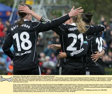 Frauenfußball, UEFA Women s Champions League, Halbfinale, Rückspiel: 1. FFC Frankfurt - Arsenal Ladies FC am Samstag (21.04.2012) im Stadion am Brentanobad in Frankfurt am Main. Jubel nach 1:0 durch Dzsenifer Marozsan (1. FFC Frankfurt, R). Links Kerstin Garefrekes (1. FFC Frankfurt), Mitte Ana-Maria Crnogorcevic (1. FFC Frankfurt).