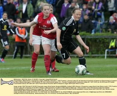Frauenfußball, UEFA Women s Champions League, Halbfinale, Rückspiel: 1. FFC Frankfurt - Arsenal Ladies FC am Samstag (21.04.2012) im Stadion am Brentanobad in Frankfurt am Main. Melanie Behringer (1. FFC Frankfurt, R), Kim Little (Arsenal Ladies FC).