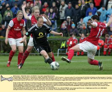Frauenfußball, UEFA Women s Champions League, Halbfinale, Rückspiel: 1. FFC Frankfurt - Arsenal Ladies FC am Samstag (21.04.2012) im Stadion am Brentanobad in Frankfurt am Main. Melanie Behringer (1. FFC Frankfurt, M), Niamh Fahey (Arsenal Ladies FC, R).