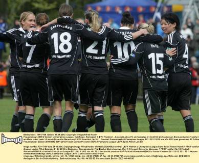Frauenfußball, UEFA Women s Champions League, Halbfinale, Rückspiel: 1. FFC Frankfurt - Arsenal Ladies FC am Samstag (21.04.2012) im Stadion am Brentanobad in Frankfurt am Main. Jubel nach 1:0 durch Dzsenifer Marozsan (1. FFC Frankfurt, Nr.10).