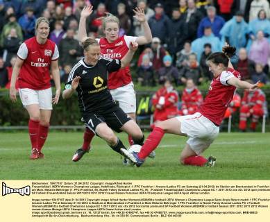 Frauenfußball, UEFA Women s Champions League, Halbfinale, Rückspiel: 1. FFC Frankfurt - Arsenal Ladies FC am Samstag (21.04.2012) im Stadion am Brentanobad in Frankfurt am Main. Melanie Behringer (1. FFC Frankfurt, M), Niamh Fahey (Arsenal Ladies FC, R).