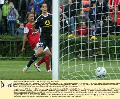 Frauenfußball, UEFA Women s Champions League, Halbfinale, Rückspiel: 1. FFC Frankfurt - Arsenal Ladies FC am Samstag (21.04.2012) im Stadion am Brentanobad in Frankfurt am Main. 2:0 durch Jessica Landström (1. FFC Frankfurt).