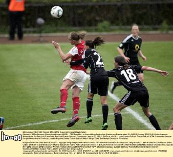 Rückspiel UEFA Womens Champions League UWCL, 1 FFC Frankfurt vs Arsenal London Ladies, Stadion am Brentanobad, 21.04.2012, Saison 2011 2012: Katie Chapman (Arsenal) vs Ria Percival (Frankfurt)