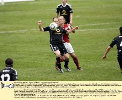 Rückspiel UEFA Womens Champions League UWCL, 1 FFC Frankfurt vs Arsenal London Ladies, Stadion am Brentanobad, 21.04.2012, Saison 2011 2012: Melanie Behringer (Frankfurt) am Ball