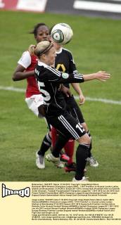 Rückspiel UEFA Womens Champions League UWCL, 1 FFC Frankfurt vs Arsenal London Ladies, Stadion am Brentanobad, 21.04.2012, Saison 2011 2012: Svenja Huth (Frankfurt) klärt vor Danielle Carter (Arsenal)