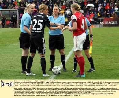 Rückspiel UEFA Womens Champions League UWCL, 1 FFC Frankfurt vs Arsenal London Ladies, Stadion am Brentanobad, 21.04.2012, Saison 2011 2012: Handshake zwischen den Mannschaftskapitänen Saskia Bartusiak (Frankfurt) und Jayne Ludlow (Arsenal)