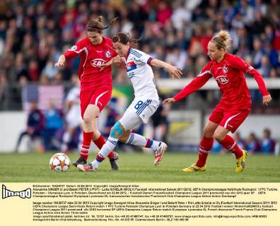 Alexandra SINGER (l) und Babett PETER (r POT) - Lotta SCHELIN (M OLY) Fussball international Saison 2011 2012, UEFA Championsleague Halbfinale Rückspiel: 1.FFC Turbine Potsdam - Olympique Lyon in Potsdam, Deutschland am 22.04.2012,