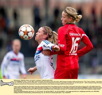 Viola ODEBRECHT (POT) - Camille ABILY (l OLY) Fussball international Saison 2011 2012, UEFA Championsleague Halbfinale Rückspiel: 1.FFC Turbine Potsdam - Olympique Lyon in Potsdam, Deutschland am 22.04.2012,
