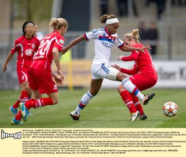 vl: Yuki NAGASATO, Bianca SCHMIDT, Elodie THOMIS (OLY) und Jennifer CRAMER (alle POT) Fussball international Saison 2011 2012, UEFA Championsleague Halbfinale Rückspiel: 1.FFC Turbine Potsdam - Olympique Lyon in Potsdam, Deutschland am 22.04.2012,
