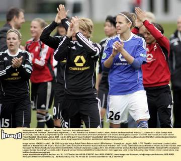 Rückspiel UEFA Women s Champions League UWCL, 1 FFC Frankfurt vs Arsenal London Ladies, Stadion am Brentanobad, 21.04.2012, Saison 2011 2012: Svenja Huth (Frankfurt), Saskia Bartusiak (Frankfurt) und Torfrau Desiree Schumann (Frankfurt) bedanken sich bei den Anhängern nach dem Erreichen des Finales