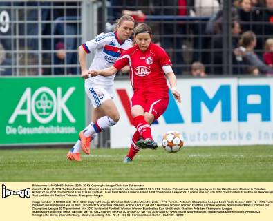 Jennifer Zietz (1. FFC Turbine Potsdam) - Champions League Halbfinale Saison 2011-12 1. FFC Turbine Potsdam vs. Olympique Lyon im Karl Liebknecht Stadion in Potsdam - Aktion,22.04.2011,Deutschland,Frau,Frauen,Fußball