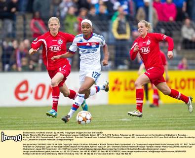 Elodie Thomis (Mi.,Olympique Lyon) - Champions League Halbfinale Saison 2011-12 1. FFC Turbine Potsdam vs. Olympique Lyon im Karl Liebknecht Stadion in Potsdam - Aktion,22.04.2011,Deutschland,Frau,Frauen,Fußball
