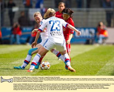 Yuki Nagasato (Mi.,1. FFC Turbine Potsdam) - Champions League Halbfinale Saison 2011-12 1. FFC Turbine Potsdam vs. Olympique Lyon im Karl Liebknecht Stadion in Potsdam - Aktion,22.04.2011,Deutschland,Frau,Frauen,Fußball