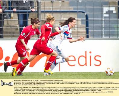 Lotta Schelin (re.,Olympique Lyon) - Champions League Halbfinale Saison 2011-12 1. FFC Turbine Potsdam vs. Olympique Lyon im Karl Liebknecht Stadion in Potsdam - Aktion,22.04.2011,Deutschland,Frau,Frauen,Fußball