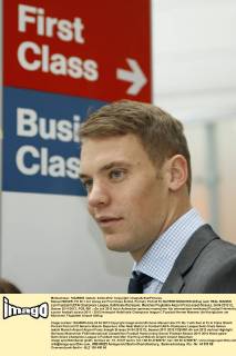 Manuel NEUER, FC Nr.1 mit Anzug am First Class Schild, Portrait, Porträt FC BAYERN MÜNCHEN Abflug nach REAL MADRID zum Fussball UEFA Champions League, Halbfinale Rückspiel, München Flughafen Airport Franz-Josef-Strauss, 24.04.2012 CL Saison 2011 2012, FCB, RM