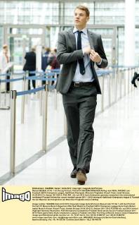 Manuel NEUER, FC Nr.1 mit Anzug Portrait, Porträt FC BAYERN MÜNCHEN Abflug nach REAL MADRID zum Fussball UEFA Champions League, Halbfinale Rückspiel, München Flughafen Airport Franz-Josef-Strauss, 24.04.2012 CL Saison 2011 2012, FCB, RM