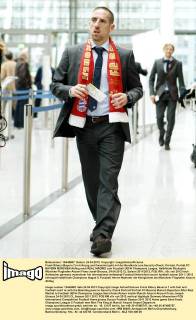 Frank Ribery (Bayern 7) mit Anzug und Fanschal geht mit der Bordkarte zum Security-Check, Portrait, Porträt FC BAYERN MÜNCHEN Abflug nach REAL MADRID zum Fussball UEFA Champions League, Halbfinale Rückspiel, München Flughafen Airport Franz-Josef-Strauss, 24.04.2012 CL Saison 2011 2012, FCB, RM