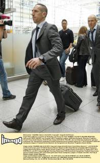Frank Ribery (Bayern 7) kommt mit Rollkoffer und Anzug mit Arjen ROBBEN, 10 FCB FC BAYERN MÜNCHEN Abflug nach REAL MADRID zum Fussball UEFA Champions League, Halbfinale Rückspiel, München Flughafen Airport Franz-Josef-Strauss, 24.04.2012 CL Saison 2011 2012, FCB, RM
