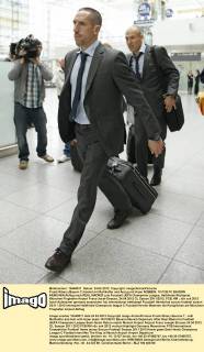 Frank Ribery (Bayern 7) kommt mit Rollkoffer und Anzug mit Arjen ROBBEN, 10 FCB FC BAYERN MÜNCHEN Abflug nach REAL MADRID zum Fussball UEFA Champions League, Halbfinale Rückspiel, München Flughafen Airport Franz-Josef-Strauss, 24.04.2012 CL Saison 2011 2012, FCB, RM
