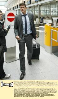 Mario Gomez ( Bayern 33 ) kommt mit Rollkoffer und Anzug mit Bordkarte am Kein Eingang Schild vorbei FC BAYERN MÜNCHEN Abflug nach REAL MADRID zum Fussball UEFA Champions League, Halbfinale Rückspiel, München Flughafen Airport Franz-Josef-Strauss, 24.04.2012 CL Saison 2011 2012, FCB, RM