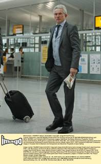 Trainer Cheftrainer Jupp HEYNCKES (FCB) kommt mit Zeitung und Anzug FC BAYERN MÜNCHEN Abflug nach REAL MADRID zum Fussball UEFA Champions League, Halbfinale Rückspiel, München Flughafen Airport Franz-Josef-Strauss, 24.04.2012 CL Saison 2011 2012, FCB, RM