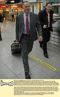 Karl-Heinz RUMMENIGGE (Vorstandsvorsitzender FCB AG) kommt mit Anzug und Rollkoffer FC BAYERN MÜNCHEN Abflug nach REAL MADRID zum Fussball UEFA Champions League, Halbfinale Rückspiel, München Flughafen Airport Franz-Josef-Strauss, 24.04.2012 CL Saison 2011 2012, FCB, RM