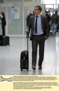 Fussball Championsleague 2011 2012, Flughafen München, Abflug der Mannschaft des FC Bayern München zum Halbfinal-Rückspiel Real Madrid - FC Bayern München in Madrid am 24.4.2012, Philipp Lahm (Bayern München) mit Trolley.