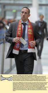 Fussball Championsleague 2011 2012, Flughafen München, Abflug der Mannschaft des FC Bayern München zum Halbfinal-Rückspiel Real Madrid - FC Bayern München in Madrid am 24.4.2012, Franck Ribery (München) nach dem Einchecken mit Fanschal um den Hals.
