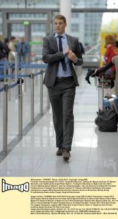 Fussball Championsleague 2011 2012, Flughafen München, Abflug der Mannschaft des FC Bayern München zum Halbfinal-Rückspiel Real Madrid - FC Bayern München in Madrid am 24.4.2012, Torwart Manuel Neuer (Bayern) nach der Gepäckaufgabe.