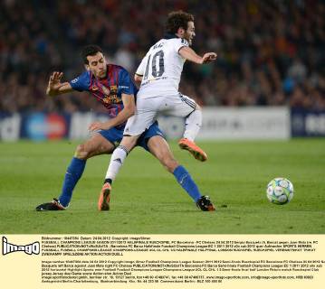 FUSSBALL CHAMPIONS LEAGUE SAISON 2011 2012 HALBFINALE RUECKSPIEL FC Barcelona - FC Chelsea 24.04.2012 Sergio Busquets (li, Barca) gegen Juan Mata (re, FC Chelsea) 