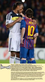 FUSSBALL CHAMPIONS LEAGUE SAISON 2011 2012 HALBFINALE RUECKSPIEL FC Barcelona - FC Chelsea 24.04.2012 Didier Drogba (li, FC Chelsea) tröstet Lionel Messi (re, Barca) 