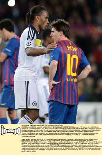 FUSSBALL CHAMPIONS LEAGUE SAISON 2011 2012 HALBFINALE RUECKSPIEL FC Barcelona - FC Chelsea 24.04.2012 Didier Drogba (li, FC Chelsea) tröstet Lionel Messi (re, Barca) 