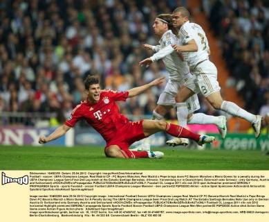 Football - soccer: UEFA Champions League, Real Madrid CF - FC Bayern München, Real Madrid s Pepe brings down FC Bayern München s Mario Gomez for a penalty during the UEFA Champions League Semi-Final 2nd Leg match at the Estadio Santiago Bernabeu. (Hinweis: Verwendung nur in Deutschland, Österreich oder Schweiz - only Germany, Austria and Switzerland) xHOCHxZWEIx xPropagandax 