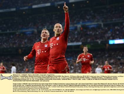 FUSSBALL CHAMPIONS LEAGUE SAISON 2011 2012 HALBFINALE RÜCKSPIEL Real Madrid - FC Bayern München 25.04.2012 Jubel nach dem 1:2: Bastian Schweinsteiger und Arjen Robben (v.l., beide FC Bayern München) 