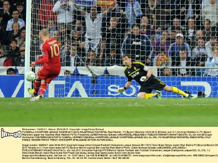 FUSSBALL CHAMPIONS LEAGUE SAISON 2011 2012 HALBFINALE RÜCKSPIEL Real Madrid - FC Bayern München 25.04.2012 Elfmeter zum 2:1 von Arjen Robben (li, FC Bayern München) gegen Iker Casillas (Real Madrid) FOTO: Pressefoto ULMER Andreas Schaad xxNOxMODELxRELEASExx 