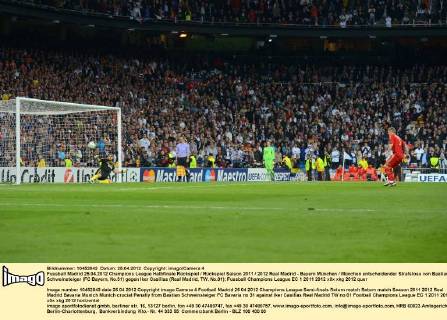 Fussball Madrid 25.04.2012 Champions League Halbfinale Rückspiel Rückspiel Saison 2011 2012 Real Madrid - Bayern München München entscheidender Strafstoss von Bastian Schweinsteiger (FC Bayern, No.31) gegen Iker Casillas (Real Madrid, TW, No.01)