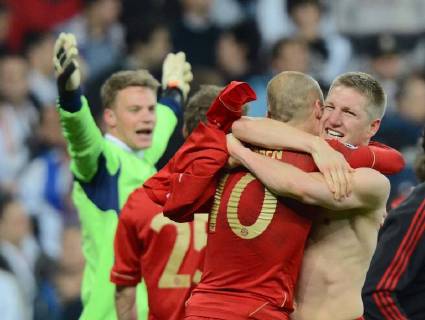 Fussball Madrid 25.04.2012 Champions League Halbfinale Rückspiel Rückspiel Saison 2011 2012 Real Madrid - Bayern München München Jubel Bayern Bastian Schweinsteiger (FC Bayern, No.31) Arjen Robben (FC Bayern, No.10) Manuel Neuer (FC Bayern, TW, No.01)