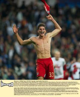 Football - soccer: UEFA Champions League, Real Madrid CF - FC Bayern München, FC Bayern München s Mario Gomez celebrates after beating Real Madrid on penalties during the UEFA Champions League Semi-Final 2nd Leg match at the Estadio Santiago Bernabeu. (Hinweis: Verwendung nur in Deutschland, Österreich oder Schweiz - only Germany, Austria and Switzerland) xHOCHxZWEIx xPropagandax 