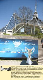 Champions League Finale München 2012 Damen- und Herren-Pokal, im Champions League Final im Olympiastadion werden schon einmal die Pokale im Theatron vor der Olympia Schwimmhalle ausgestellt, Olympiapark München, 26.04.2012